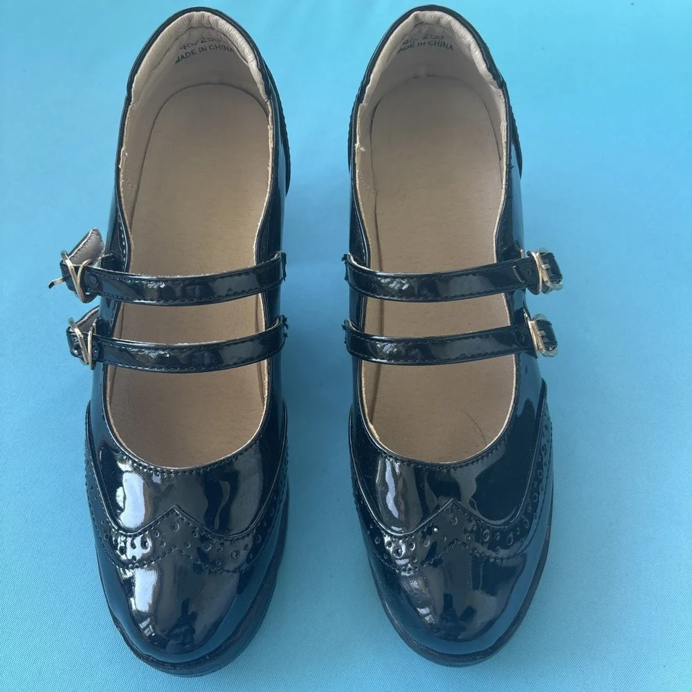Black Patent Leather Wing Tip Mary Jane Chunky Heel Shoes Gold Buckle SZ 40 (9) - Picture 2 of 10